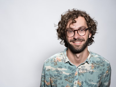 星耀国际特邀足球解说大咖 - 张路指导的专业肖像